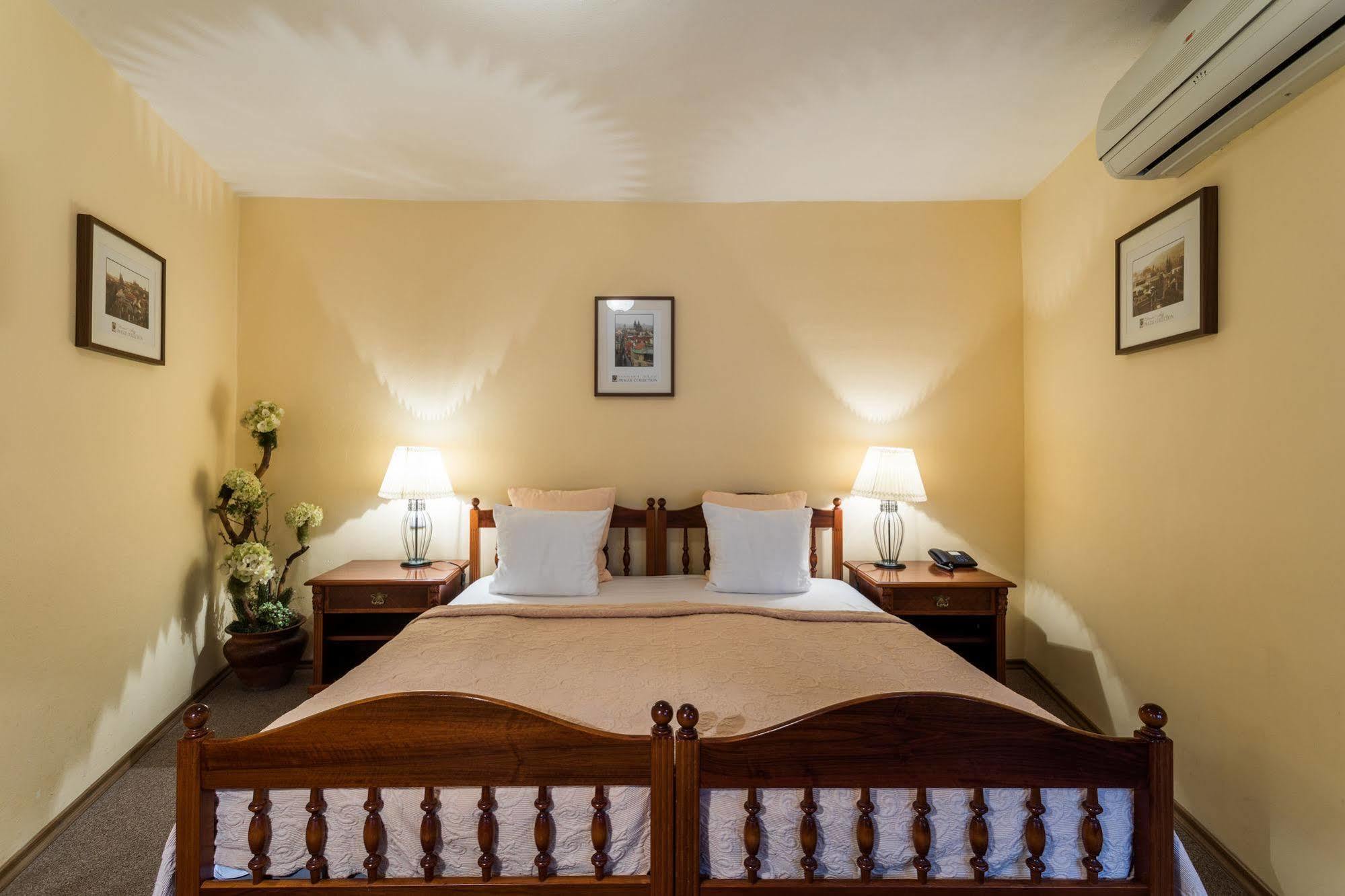 Hotel Aurus By Adrez Praag Buitenkant foto